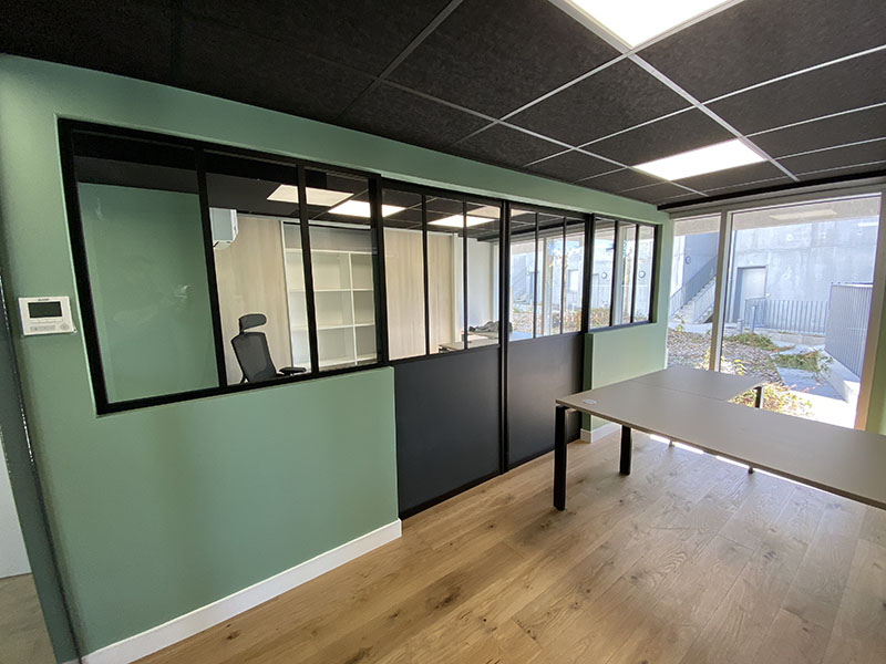 cloison vitrée sous bassement plein