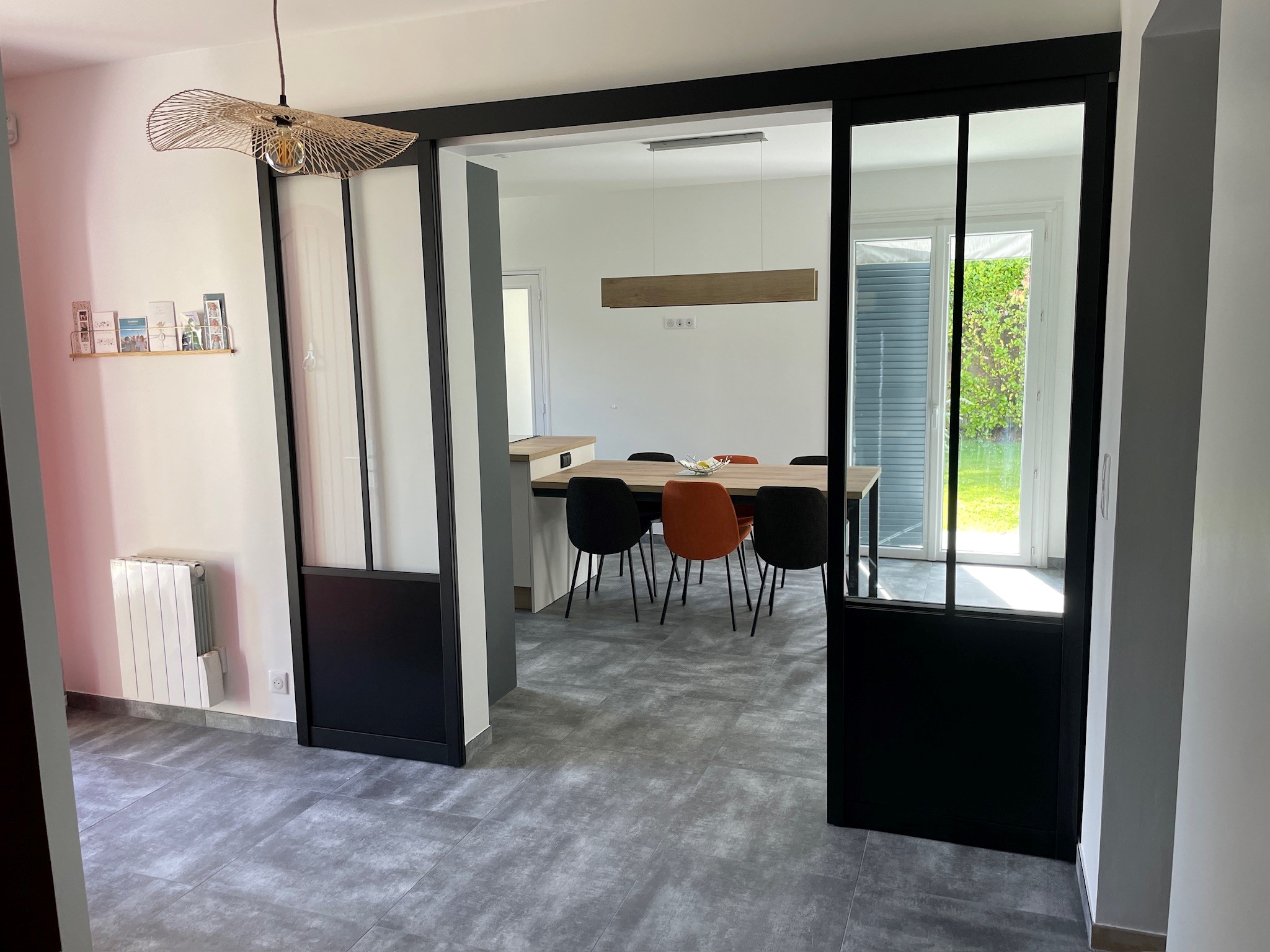 cloison vitrée aluminium avec portes coulissantes